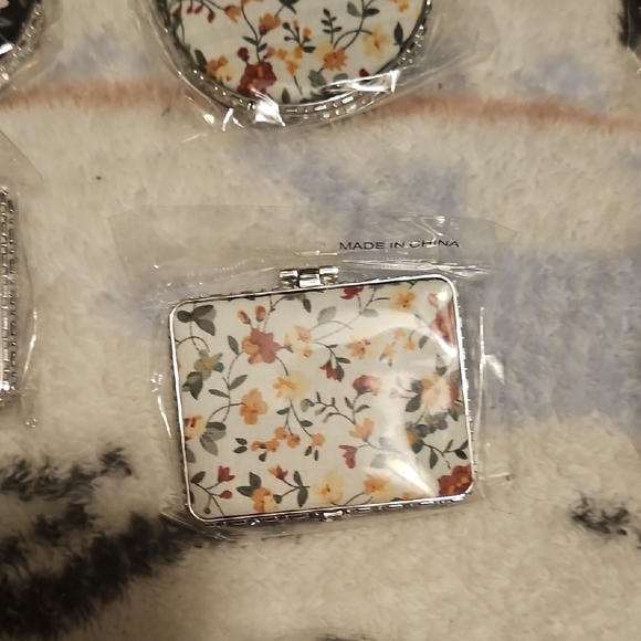 Floral Patterned Compact Mirrors - Picture 3 of 5